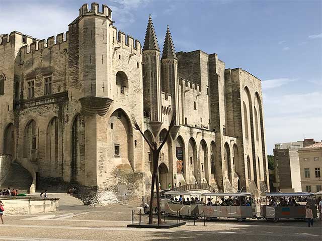 Avignon, cite des papes @ La Bastide de Roussillon